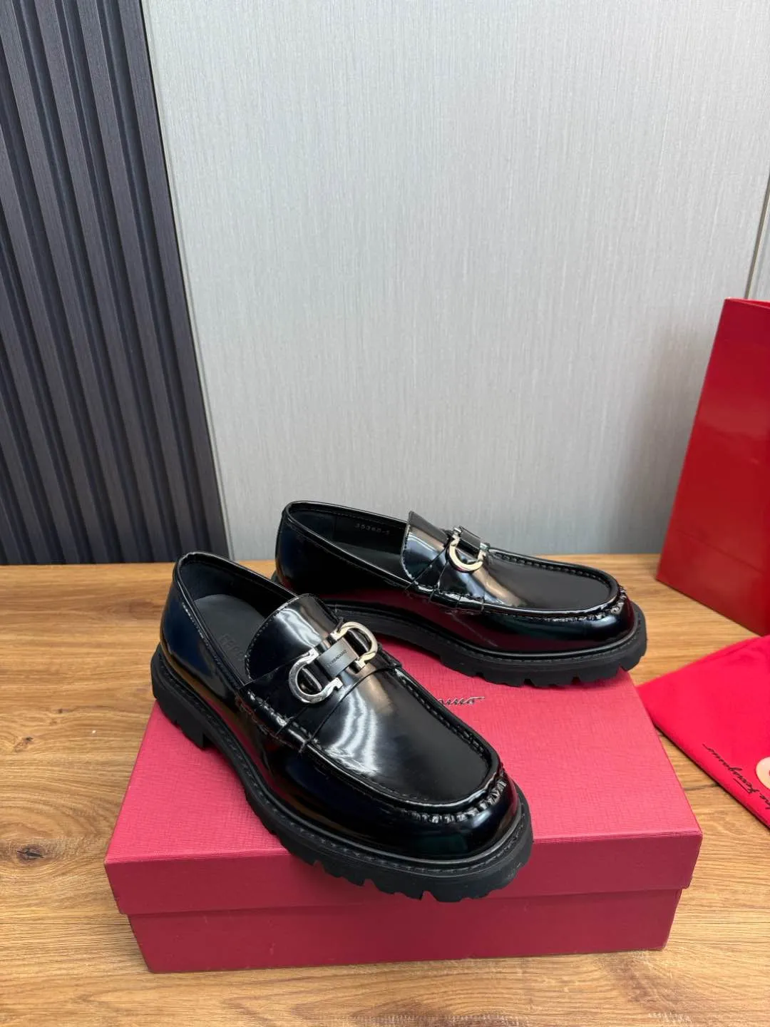 Men's shoes 💰880💰 Ferragamo. [Ferragamo] men's thick-soled loafers, the latest hot style, 1:1 original purchase quality, top quality, imported open-edge beaded cowhide leather on the upper, hand-made three-dimensional stitching highlights the round toe design, the inner foot pads are all imported cowhide, with original lightweight foam outsole, matching code 39-44, (38, 45 custom-made, non-refundable)